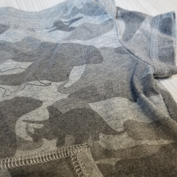 Baby Gap gray dinosaur romper🦕🦖 Size 3-6mo - Picture 4 of 6